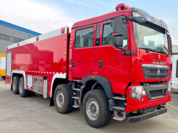 重汽豪沃25噸泡沫消防車(chē)